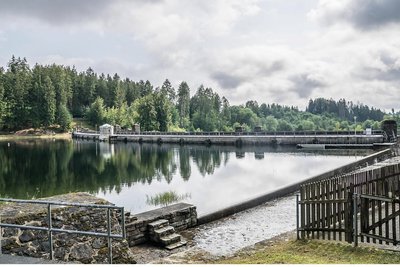 Die Talsperre Neunzehnhain 1 – hier der Blick zur Staumauer – war diese Woche als einzige im Erzgebirgskreis zu exakt 100 Prozent gefüllt.
