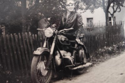 Motorradfahren symbolisierte für Werner Wolff Freiheit und Unabhängigkeit. Hier hat er mit etwa 20 Jahren auf einer MZ BK 350 Platz genommen.