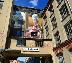 Das Bild von Dante aus Georgien im Kontrast zum alten Gemäuer.