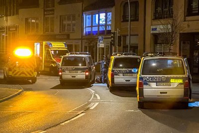 In der Nacht zum Sonntag ist ein Streit unter mehreren Männern in der Bahnhofstraße in Aue eskaliert. Ein Messer war dabei im Spiel, es gab Verletzte.