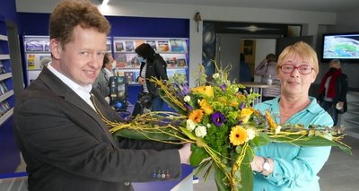Als 350.000. Besucher seit der Einweihung des neuen Planetariums 2001 erhielt Marion Moch von Jens Kandler einen Blumenstrauß. 