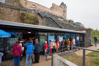 Pünktlich zehn Uhr strömten die ersten Besucher ins Luftschutzmuseum Meyerhof. Jeweils 20 Personen konnten eine Viertelstunde lang Kellerräume und historischen Exponate besichtigen. 