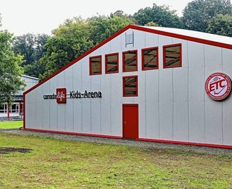 Um die Folgen der Energiekrise abzumildern, denken Vereine und Kommunen über verschiedene Maßnahmen nach: Später Eis machen zum Beispiel in Crimmitschau, die Wassertemperatur in der Glück-Auf-Schwimmhalle senken, Nutzungszeiten unter Flutlicht optimieren, Photovoltaikanlagen planen. 