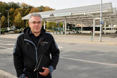 Schwarzenbergs Oberbürgermeister Ruben Gehart am Busbahnhof. Auch dort hat die Polizei Sonderbefugnisse. Das Sicherheitsgefühl der Bürger habe merklich zugenommen, sagt Gehart.