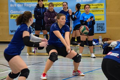 Franka Schulze, hier bei der Annahme, hat mit den Frankenberger Volleyballerinnen beim Heimspieltag am Samstag 4 Punkte erkämpft.