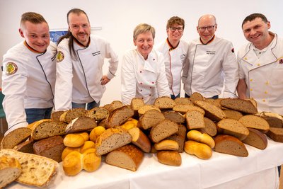 Stolz auf ihre Meisterstücke: Bäcker bei der jährlichen Brotprüfung in Plauen.