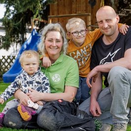 Die Dachdeckerin Nicole Brödner aus Herold - im Bild mit ihren Kindern Liddi, Rudi und Mann Martin - berichtet, wie sie Firma und Familie unter einen Hut bekommt. Nach der Lehre im väterlichen Betrieb machte sie 2007 ihren Meister und gründete 2009 ihre eigene Firma, bevor sie 2013 quasi das Familienunternehmen übernahm.