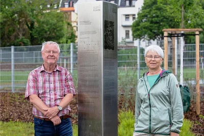 Beate Schad und Gerd Naumann haben die Infos über die Historie der Plauener Gardine und der früheren KZ-Außenstelle an der Gedenkstele geliefert.