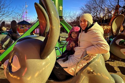 Margarita und Mutter Isabel Neira aus Berlin haben viel Spaß am Kinder-Karussell Hasenhüpfer.