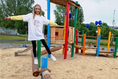 Julia weihte den neuen Spielplatz mit allen seinen tollen Geräten ein.