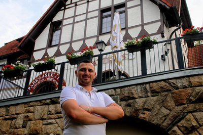 Anton Vuksani, Inhaber der erst kürzlich eröffneten Parkgaststätte „Attikos“, kann sich freuen. Mit 4,8 Sternen gehört es zu den am besten bewerteten Restaurants in der Region.