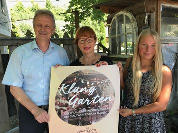 Freuen sich auf den kulturell-kulinarischen Abend (von links): Stadtwerke-Chef Peter Kober, Kerstin Rüffer vom Unikat-Verein in den Weberhäusern und Jenny Stolpmann, ebenfalls von den Stadtwerken.