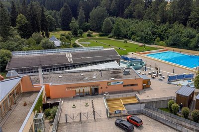 Ganzjahresbad oder Freibad? Die Zukunft der Brunner Anlage steht am Montag wieder einmal auf der Tagesordnung des Stadtrates Auerbach. Die Lager sind geteilt, jede Seite operiert mit anderen Zahlen.
