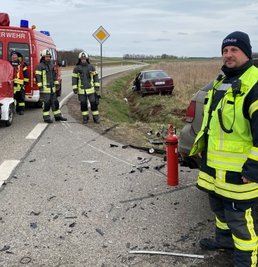 Einsatzleiter Tino Hocke (rechts) und weitere Mitglieder der Freiwilligen Feuerwehr Frankenberg sichern den Unfallort ab. 