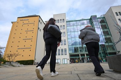 Besucher der im Tietz (Foto) ansässigen Volkshochschule Chemnitz sollen ab Herbst für Kurse und Veranstaltungen mehr bezahlen.