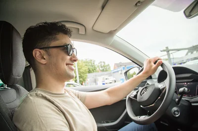 Entspannt fahren - Sprit sparen: Wer weniger beschleunigt und früher vom Gas geht, leert den Tank langsamer.