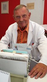 Dr. Frieder Lenk arbeitet seit 50 Jahren als Allgemeinmediziner. Ans Aufhören denkt der 76-Jährige nicht.
