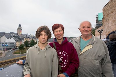 Katja Dressel (Mitte) stammt aus Rodewisch und lebt in Frankreich. Mit Sohn Raphael und Vater Falk schaute sie sich am und unterm Schlosshang um.