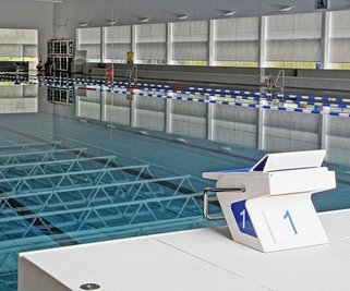Um die Folgen der Energiekrise abzumildern, denken Vereine und Kommunen über verschiedene Maßnahmen nach: Später Eis machen zum Beispiel in Crimmitschau, die Wassertemperatur in der Glück-Auf-Schwimmhalle senken, Nutzungszeiten unter Flutlicht optimieren, Photovoltaikanlagen planen. 