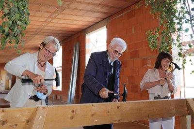 Hauptgesellschafter Josef Wieder und die beiden Geschäftsführerinnen der Kliniken Erlabrunn, Heidrun Ballmann (l.) und Constanze Fisch haben die „Pflöcke“ für die Entwicklung ihres Hauses bereits eingeschlagen.