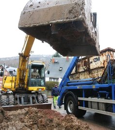 
              <p class="artikelinhalt">Noch rattern die Bagger und die Straße ist gesperrt - doch im Mai soll der Abwassersammler-Bau am Casinoberg beendet sein. </p>
            