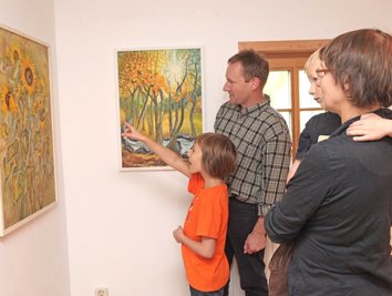 Familie Kowark aus Zwickau hatte am Wochenende einen Spaziergang unternommen und mit den Kindern die Ausstellung in der Lochmühle besucht.