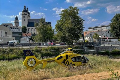 Der Rettungshubschrauber ist auf der Wiese unmittelbar neben dem Plauener Stadtbad am Elsteranger gelandet. 
