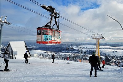 Während es weiter unten noch trüb war, herrschten auf dem Fichtelberg schon tolle Bedingungen. 