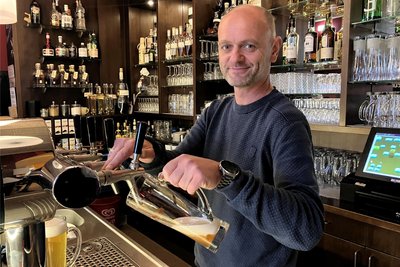 Im Auerbacher Restaurant „Zum Schlossturm“ schätzen die Gäste den traumhaften Blick auf die Drei-Türme-Stadt. Inhaber ist Steffen Fohlert.