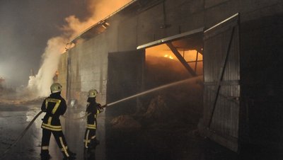 Der Lagerhallenbrand in Seifersdorf: Jeder der 2100 Quaderballen aus Stroh, so die Agrargenossenschaft Mavek, wog etwa 350 Kilogramm.