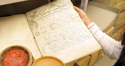 Dokumente wie dieses aus dem späten 18. Jahrhundert lagern im historischen Archiv in Pfaffenhain: die "Verleihung des dritten Jahrmarktes zu Fastnachten durch Friedrich August, Kurfürst von Sachsen, an die Stadt Stollberg". 