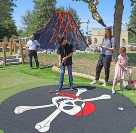 Ihren Einstand auf dem Abenteuer-Minigolfplatz an der Koberbachtalsperre hat am Freitag Susan Rüdiger mit ihrer Familie gegeben. 