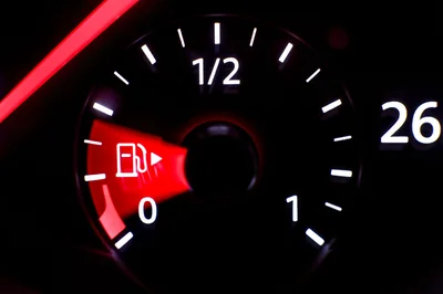 Damit sich der Tank im Stau nicht leert: Läuft der Wagen länger als 20 Sekunden im Stand – Motor abschalten oder die Start-Stopp-Automatik machen lassen.