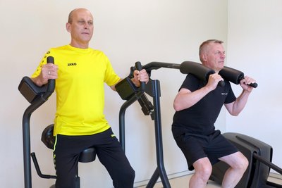 Jürgen Lindner (links) und Uwe Leistner in Warmbad beim individuellen Training an den Geräten.