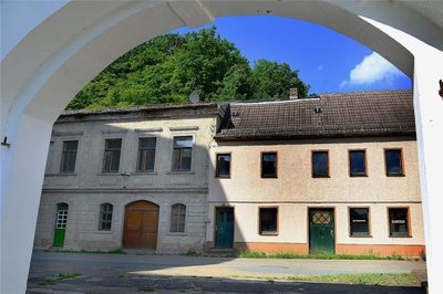 In diesen beiden Nebengebäuden des früheren KZ Sachsenburg soll die künftige Gedenkstätte entstehen.