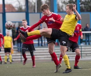 Nicht nur in dieser Szene haben sich Julius Christopher Otto (r.) und der BSC Freiberg die Zähne an der Langenauer Defensive ausgebissen. Der Fortuna und Aaron Metzlaff reichte ein Treffer zum Derbysieg. 