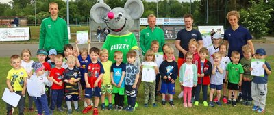 Die Maus überreichte allen Teilnehmern der vom FC Crimmitschau initiierten "Bewegungsschule" das Sportabzeichen. 