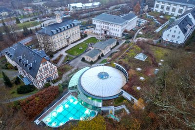 Die Kuranlage Thermalbad Wiesenbad liegt nur knapp 20 Minuten Fahrzeit von der Knappschaftsklinik Warmbad entfernt. Beide Häuser bieten Kurzkuren für Berufstätige an.