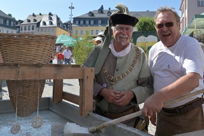 Michael Muchau (li.) und Detlef Hey  vom Verein „Alte Salzstraße Halle-Prag“ haben das Salzsieden vorgeführt.