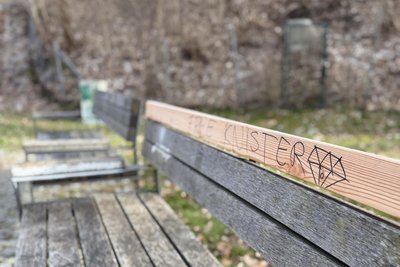 Bekritzelte Sitzbank im Mühlbachtal in Frankenberg.
