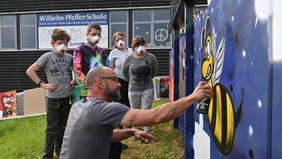 Gemeinsam mit Ralf Hecht haben Schüler der Wilhelm-Pfeffer-Schule in Rochlitz ein Graffiti gesprüht.