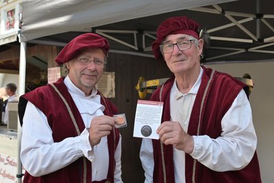 Volker Hilbert (l.) und Wolfgang Bretschneider haben zum Salzmarkt den Lößnitzer Brakteat geprägt.