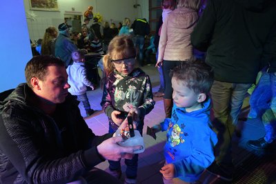 Vati Sven Kästner mit Annika (5) und Nils (2) aus Mittelsaida.