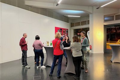 Der Ausstellungsmoderator Martin Gerner (r.) und die Leiterin der Öffentlichkeitsarbeit Jutta Boehme (l.) mit den Teilnehmern im Voyer des Smac. 