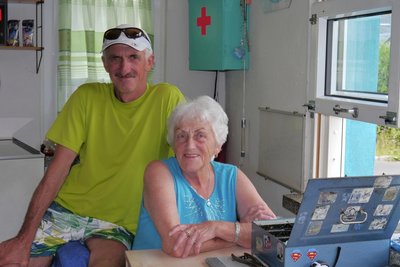 Bademeister Steffen Weiß mit seiner Mutter Brunhilde Weiß, die seit 1959 an der Kasse im Freibad saß und 2019, als dieses Foto entstand, ihre 60. Saison bestritt.