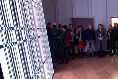 Ein großes Display ist Mittelpunkt der Ausstellung.