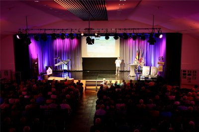 Vor vollen Zuschauerreihen referierten Frank Retzlaff und Jan Zdiarsky im Thumer Volkshaus über die Luftschlacht 1944.