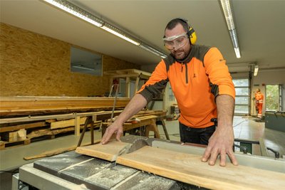 Hier kann er gut abschneiden. Ronny Schmidt sägt in der Holzwerkstatt des neuen Auerbacher Stadtbauhofs.