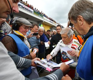 Giacomo Agostini musste die meisten Autogrammwünsche erfüllen.
