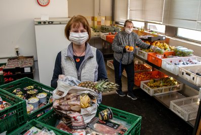 Romy Richter (vorn, stellv. Geschäftsführerin Netzwerk Mittweida) und die Tafelleiterin Marion Sommerfeldt sind dankbar und froh das die Ausgabe von Lebensmitteln derzeit gesichert ist.